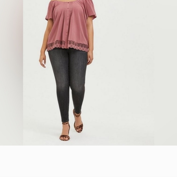 TORRID Dusty Rose Challis Cold Shoulder Button Blouse Size 4/4X NWT - Picture 6 of 6